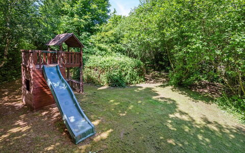 Sanni - 1.6Km from the Sea: Toboggan, Bois, Jardin, Équipement Extérieur Play, Ombre, Chute, Terrain De Jeux, Parc, Arrière-Cour, Cour