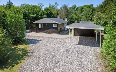 Sanni - 1.6Km from the Sea: Maison, Toit, Domicile, Chalet, Allée, Batiments Jardin, Biens, Jardin, Siding, Ombre
