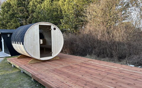 Sanni - 1.6Km from the Sea: Meubles, Mobilier De Jardin, Vaisselle, Table, Drinkware, Chaise, Tableau De Plein Air, Aliments, Bouteille