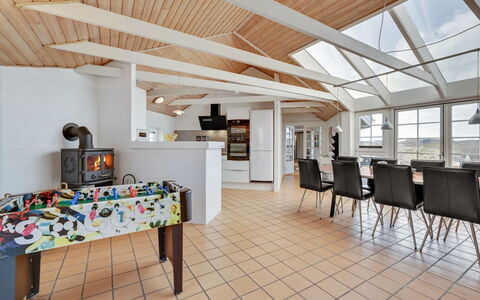 Hinrich - 300M from the Sea: Sol, Sol, Design Intérieur, Bois, Plafond, Meubles, Chaise, Parquet, Pièce, Cuisine