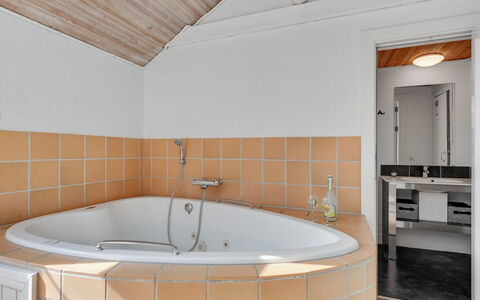 Hinrich - 300M from the Sea: Luminaire Plomberie, Design Intérieur, Sol, Sol, Baignoire, Salle De Bains, Plafond, Plomberie, Robinet, Tuile
