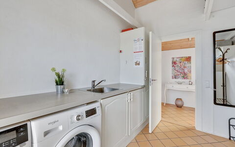 Hinrich - 300M from the Sea: Sol, Design Intérieur, Sol, Principaux Appliance, Machine À Laver, Plafond, Cuisine, Comptoir, Pièce, Luminaire Plomberie