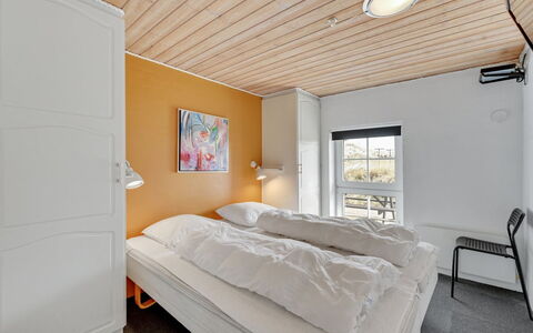 Hinrich - 300M from the Sea: Chambre, Lit, Cadre De Lit, Drap De Lit, Plafond, Literie, Tache De Bois, Dur, Hôtel, Oreiller