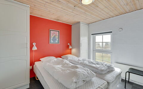 Hinrich - 300M from the Sea: Chambre, Lit, Cadre De Lit, Plafond, Drap De Lit, Literie, Peindre, Daylighting, Matelas, Oreiller