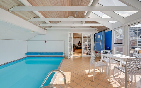 Hinrich - 300M from the Sea: Domicile, Chalet, Porche, Dur, Siding, Plate-Forme, Ombre, Planche, Biens, Batiments Jardin