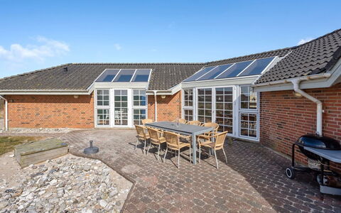 Hinrich - 300M from the Sea: Domicile, Chalet, Porche, Dur, Siding, Plate-Forme, Ombre, Planche, Biens, Batiments Jardin