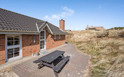 Hinrich - 300M from the Sea: Domicile, Chalet, Porche, Dur, Siding, Plate-Forme, Ombre, Planche, Biens, Batiments Jardin