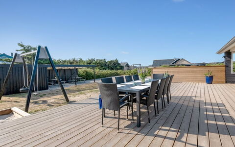 Hillevi - 200M from the Sea: Meubles, Design Intérieur, Chaise, Sol, Table, Recours, Sol, Plafond, Pièce, Eco Hôtel