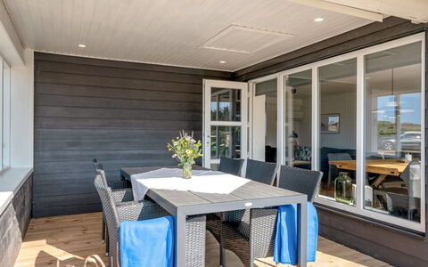 Hillevi - 200M from the Sea: Meubles, Design Intérieur, Chaise, Sol, Table, Recours, Sol, Plafond, Pièce, Eco Hôtel
