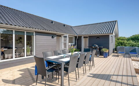 Hillevi - 200M from the Sea: Meubles, Design Intérieur, Chaise, Sol, Table, Recours, Sol, Plafond, Pièce, Eco Hôtel