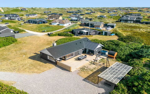 Hillevi - 200M from the Sea: Herbe, Arbuste, Maison, Jardin, Domicile, Chalet, Lot Terre, Pelouse, Couverture De Sol