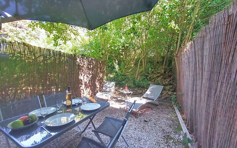 Saint Cyr sur Mer la Madrague 800: Meubles, Mobilier De Jardin, Tableau De Plein Air, Chaise, Jardin, Arrière-Cour, Ombre, Cour, Aménagement Paysager, Parapluie