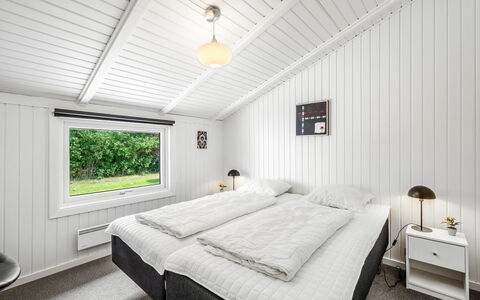 Penka - 550M to the Fjord: Chambre, Plafond, Domicile, Lit, Literie, Cadre De Lit, Drap De Lit, Conception, Luminaire, Dur