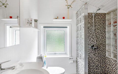 Penka - 550M to the Fjord: Design Intérieur, Salle De Bains, Sol, Mur, Luminaire Plomberie, Sol, Plafond, Évier, Toilette, Robinet