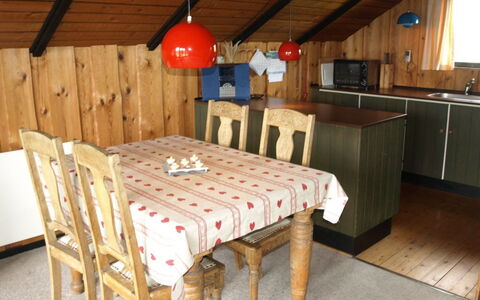 Elsine - 800M from the Sea: Maison, Toit, Domicile, Chalet, Cabanon, Batiments Jardin, Siding, Cour, Cabane En Rondins, Cabane