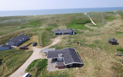 Assa - from the Sea: Bâtiment, Maison, Bois, Domicile, Toit, Chalet, Zone Résidentielle, Arbuste, Architecture