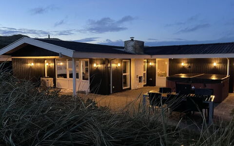 Assa - from the Sea: Bâtiment, Maison, Bois, Domicile, Toit, Chalet, Zone Résidentielle, Arbuste, Architecture