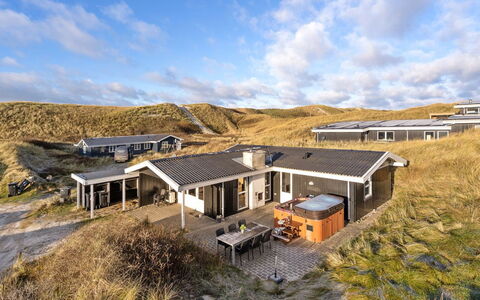 Assa - from the Sea: Bâtiment, Maison, Bois, Domicile, Toit, Chalet, Zone Résidentielle, Arbuste, Architecture