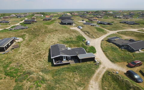 Assa - from the Sea: Bâtiment, Maison, Bois, Domicile, Toit, Chalet, Zone Résidentielle, Arbuste, Architecture