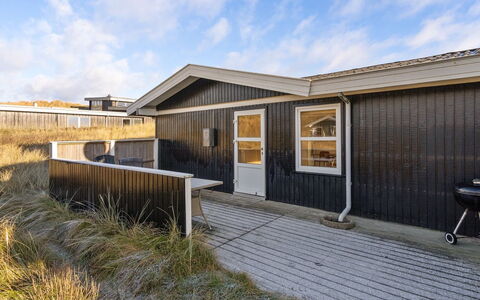 Assa - from the Sea: Bâtiment, Maison, Bois, Domicile, Toit, Chalet, Zone Résidentielle, Arbuste, Architecture