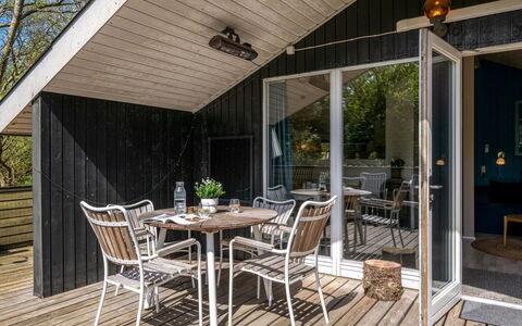 Estelle - 575M to the Fjord: Bois, Meubles, Chaise, Table Cuisine Et Salle A Manger, Sol, Table, Parquet, Porche, Plafond, Dur