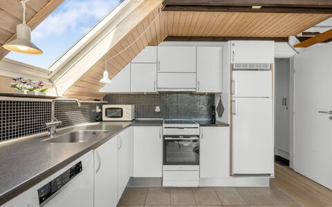 Armelle - from the Sea: Cuisine, Bois, Principaux Appliance, Plafond, Sol, Comptoir, Appareil De Cuisine, Design Intérieur, Sol, Cabinetry