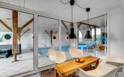 Cornelius - 900M from the Sea: Appartement, Ombre, Balcon, Chaise, Clôture, Mobilier De Jardin, Aluminium, Gazon Artificiel