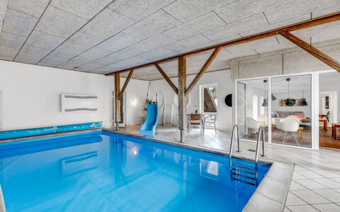 Cornelius - 900M from the Sea: Appartement, Ombre, Balcon, Chaise, Clôture, Mobilier De Jardin, Aluminium, Gazon Artificiel