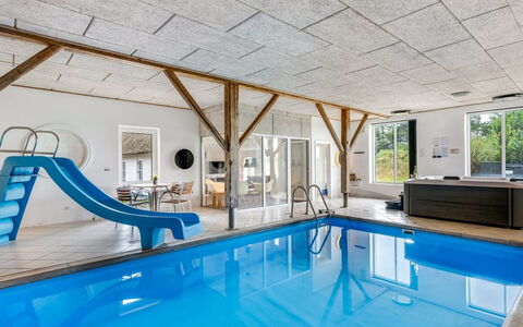 Cornelius - 900M from the Sea: Appartement, Ombre, Balcon, Chaise, Clôture, Mobilier De Jardin, Aluminium, Gazon Artificiel