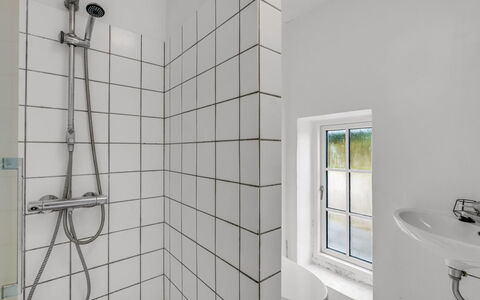 Cornelius - 900M from the Sea: Mur, Sol, Design Intérieur, Sol, Luminaire Plomberie, Salle De Bains, Tuile, Plomberie, Daylighting