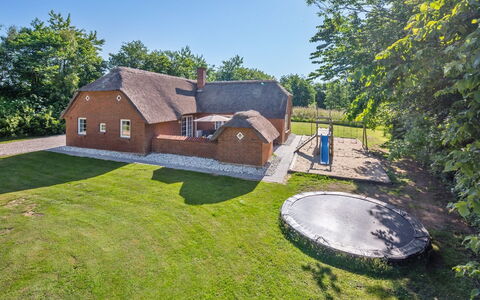 Thana - 1.4Km from the Sea: Toit, Maison, Domicile, Chalet, Siding, Biens, Allée, Batiments Jardin, Cour, Cabanon