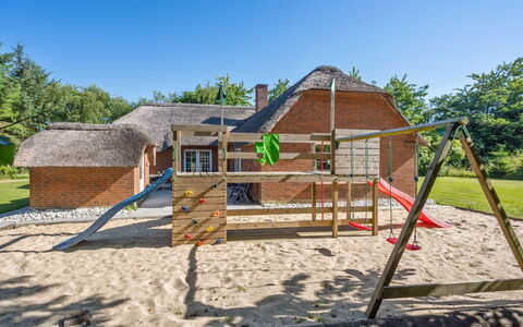 Thana - 1.4Km from the Sea: Toit, Maison, Domicile, Chalet, Siding, Biens, Allée, Batiments Jardin, Cour, Cabanon