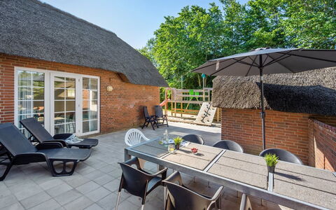 Thana - 1.4Km from the Sea: Toit, Maison, Domicile, Chalet, Siding, Biens, Allée, Batiments Jardin, Cour, Cabanon
