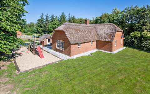 Thana - 1.4Km from the Sea: Toit, Maison, Domicile, Chalet, Siding, Biens, Allée, Batiments Jardin, Cour, Cabanon