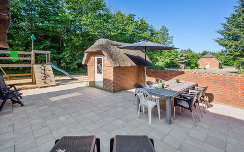 Thana - 1.4Km from the Sea: Toit, Maison, Domicile, Chalet, Siding, Biens, Allée, Batiments Jardin, Cour, Cabanon