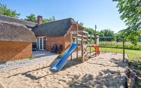 Thana - 1.4Km from the Sea: Toit, Maison, Domicile, Chalet, Siding, Biens, Allée, Batiments Jardin, Cour, Cabanon