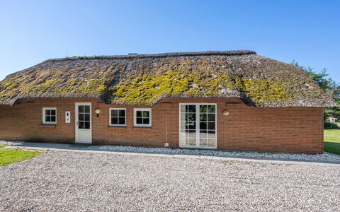 Thana - 1.4Km from the Sea: Toit, Maison, Domicile, Chalet, Siding, Biens, Allée, Batiments Jardin, Cour, Cabanon