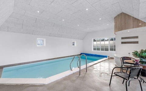 Thana - 1.4Km from the Sea: Toit, Maison, Domicile, Chalet, Siding, Biens, Allée, Batiments Jardin, Cour, Cabanon
