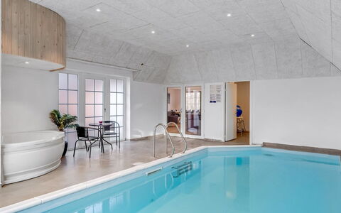Thana - 1.4Km from the Sea: Toit, Maison, Domicile, Chalet, Siding, Biens, Allée, Batiments Jardin, Cour, Cabanon