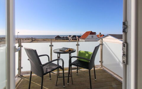 Ena - 75M from the Sea: Chalet, Jardin, Siding, Batiments Jardin, Ombre, Cour, Arrière-Cour, Pelouse, Ferme, Aménagement Paysager