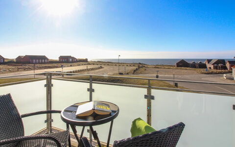 Ena - 75M from the Sea: Bois, Toit, Architecture, Domicile, Maison, Chalet, Siding, Dur, Pente, Biens