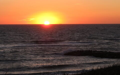 Beatrice - 150M from the Sea: Toit, Plaine, Lot Terre, Zone Rurale, Domicile, Biens, Champ, Chalet, Pelouse, Banlieue