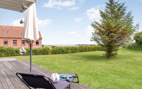 Tanna - 330M to the Fjord: Herbe, Meubles, Mobilier De Jardin, Lot Terre, Jardin, Pelouse, Tableau De Plein Air, Ombre, Chaise, Aménagement Paysager