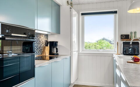 Markku - 400M from the Sea: Appareil De Cuisine, Cuisine, Principaux Appliance, Comptoir, Design Intérieur, Bois, Cuisinière, Cabinetry, Sol, Électroménager