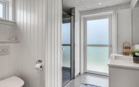 Markku - 400M from the Sea: Mur, Sol, Bois, Sol, Luminaire Plomberie, Design Intérieur, Plafond, Évier, Plomberie, Salle De Bains