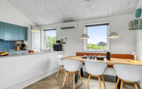 Markku - 400M from the Sea: Sol, Bois, Plafond, Design Intérieur, Cuisine, Sol, Comptoir, Luminaire, Meubles, Éclairage