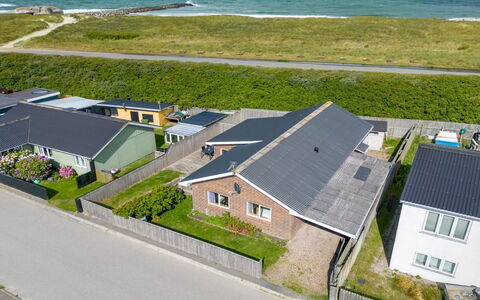 Heming - 100M from the Sea: Herbe, Maison, Toit, Domicile, Chalet, Arbuste, Lot Terre, Zone Rurale, Ferme, Couverture De Sol