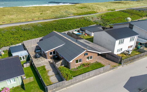 Heming - 100M from the Sea: Herbe, Maison, Toit, Domicile, Chalet, Arbuste, Lot Terre, Zone Rurale, Ferme, Couverture De Sol