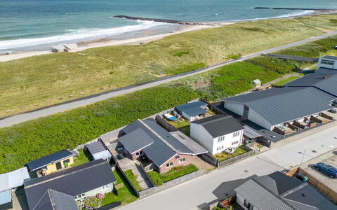 Heming - 100M from the Sea: Herbe, Maison, Toit, Domicile, Chalet, Arbuste, Lot Terre, Zone Rurale, Ferme, Couverture De Sol