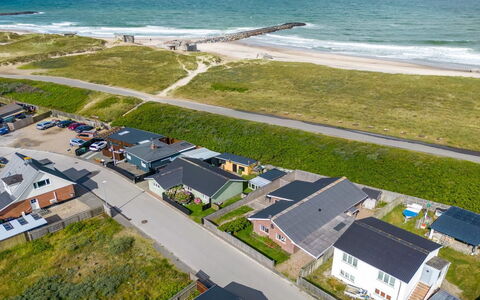 Heming - 100M from the Sea: Herbe, Maison, Toit, Domicile, Chalet, Arbuste, Lot Terre, Zone Rurale, Ferme, Couverture De Sol
